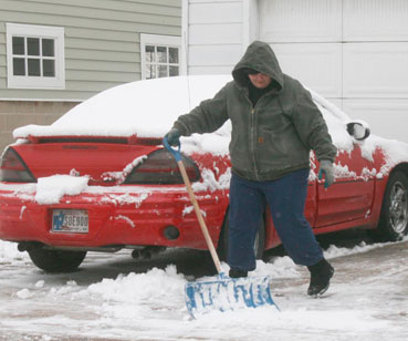 Shoveling snow in Versailles