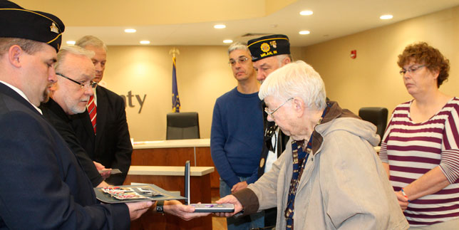 Carl Schwier medal presentation to Viola